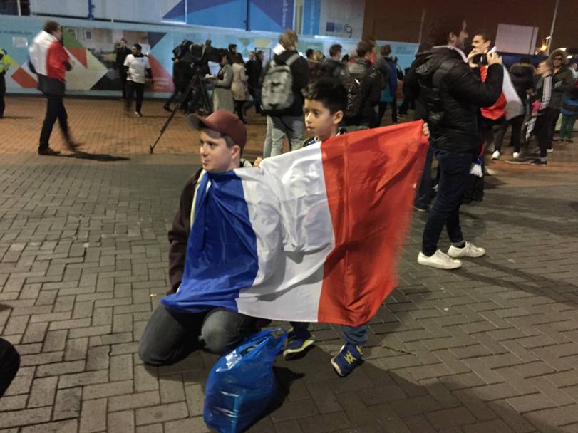 Tanti bambini con le bandiere francesi 
